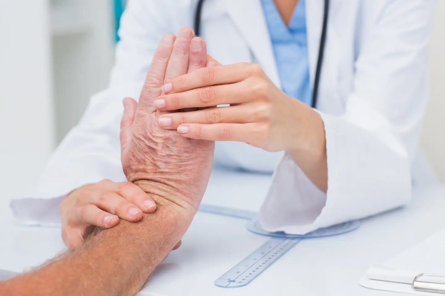 Хронический артрит: виды, симптомы и методы лечения в DE-Clinic